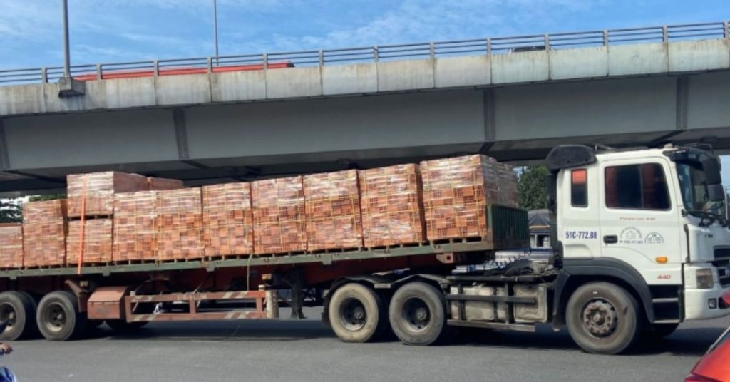 Mức Phạt Xe Ô Tô Tải Vận Chuyển Hàng Mà Không Chằng Buộc Theo Quy Định Mới Nhất 2025 